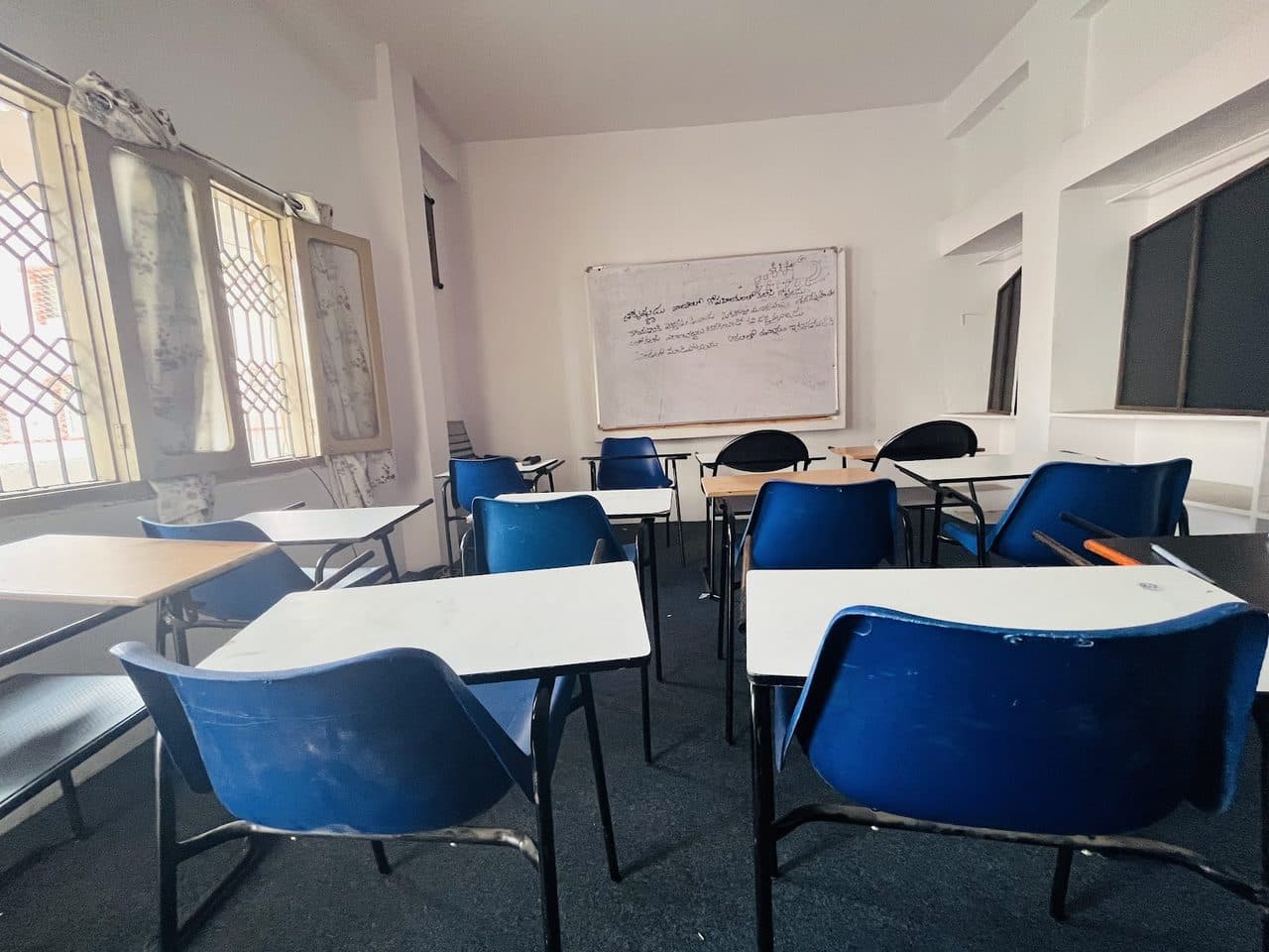 A classroom with the whiteboard and the window along one wall
